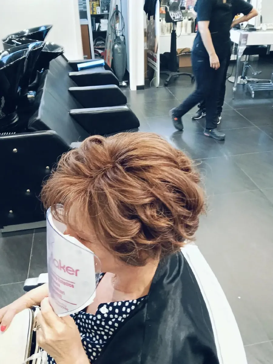 Dopo: capelli ramati corti e mossi