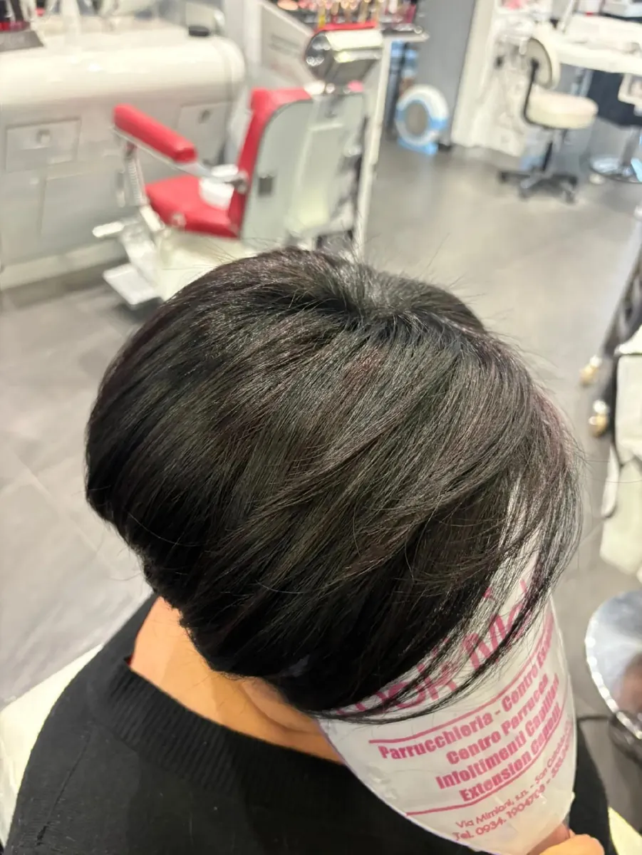Dopo l'infoltimento: capelli castano scuro, folti e lisci