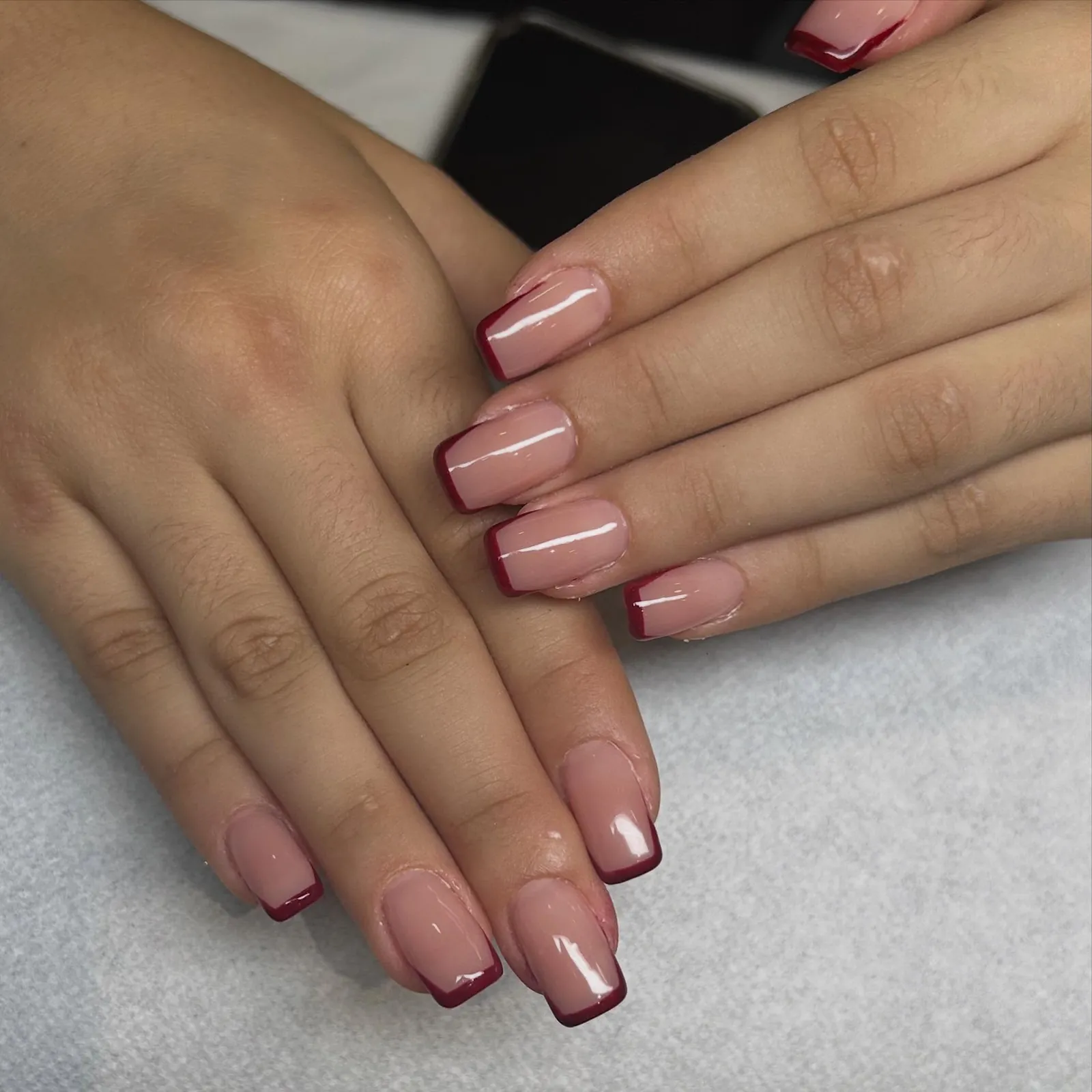 Unghie nude con le punte bordeaux